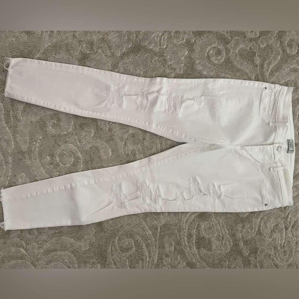 Women’s Abercrombie & Fitch white distressed jeans.